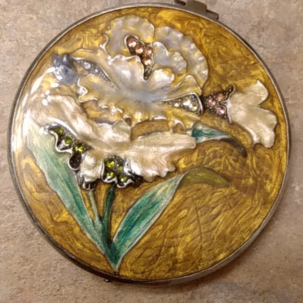 Beautiful vintage compact